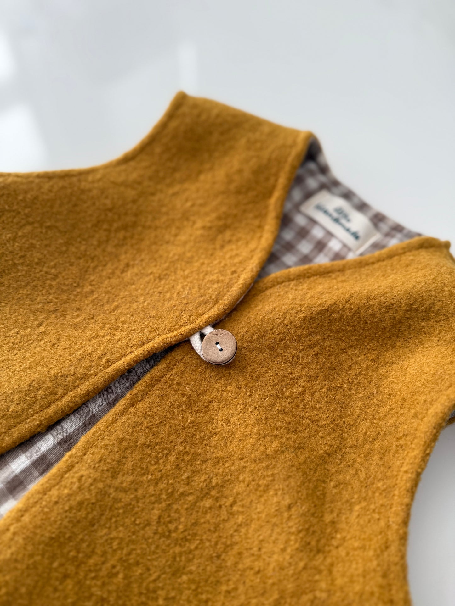 Wollwalkweste mit Gans-Motiv – Handmade & Unisex (Senffarbe)
