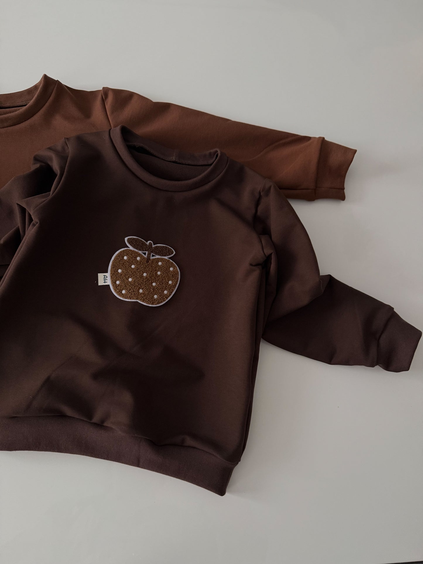 Choco Brown Pullover mit süßem Chenille-Patch Apfel