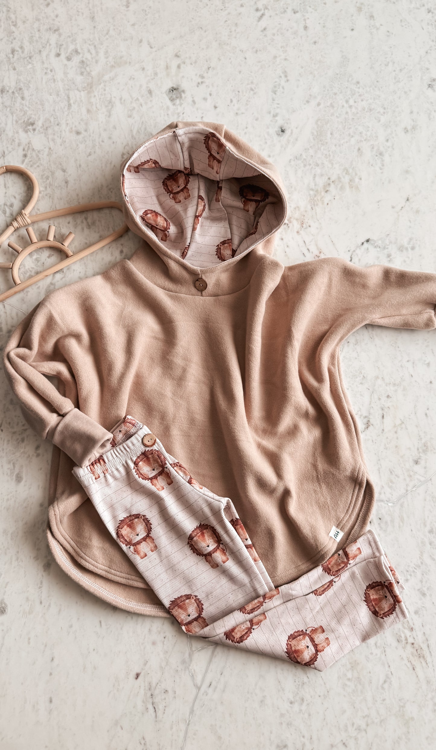 Handmade Set: Kuscheliger Baumwollfleece Poncho & Löwen Leggings (Größe 110)