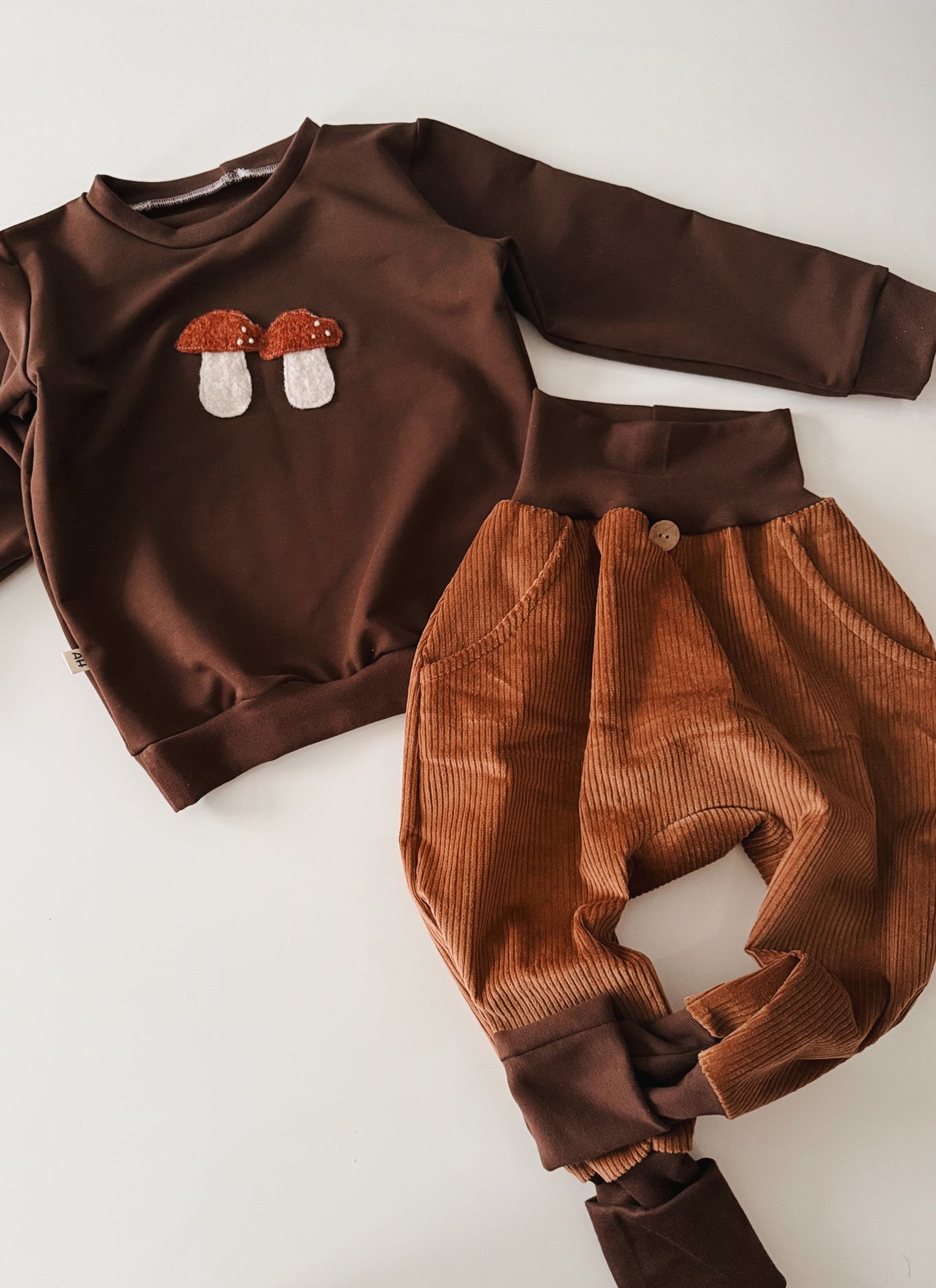 Handgemachter Kinderpullover aus Baumwoll French Terry - Schokobraun mit süßen Pilz-Applikationen