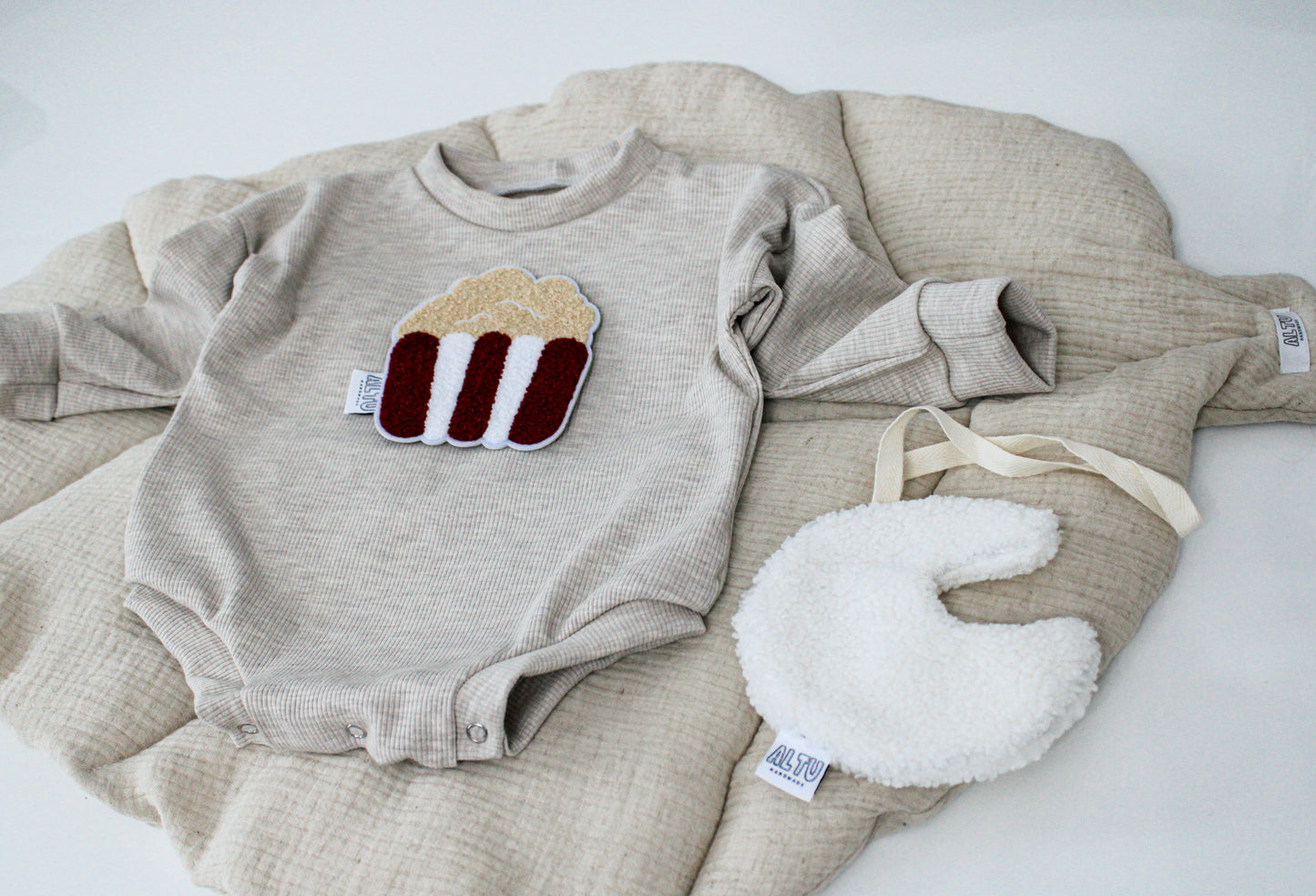 Handmade Rippjersey Romper für Babys und Kleinkinder mit Popcorn chenille patch (Beige)