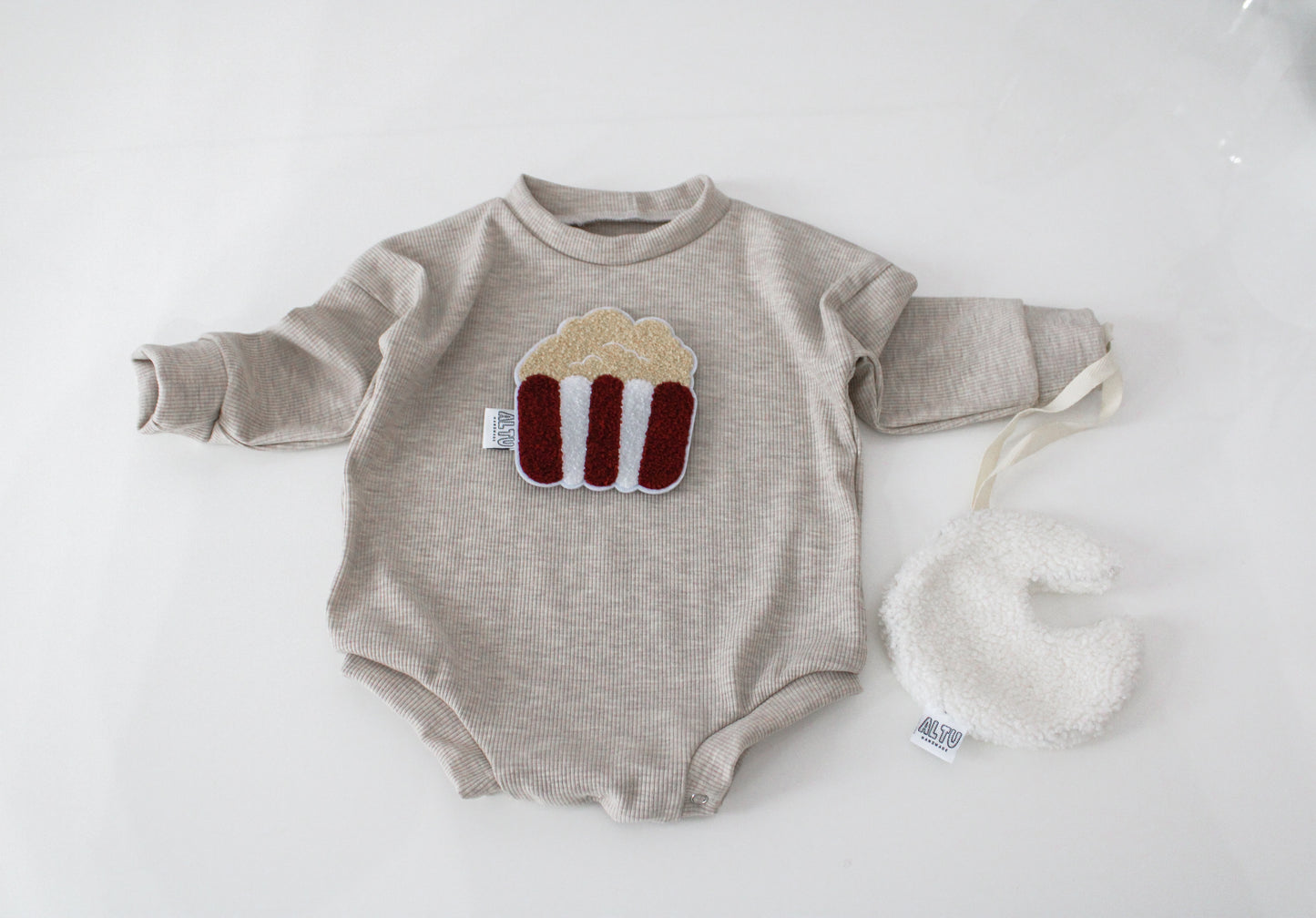 Handmade Rippjersey Romper für Babys und Kleinkinder mit Popcorn chenille patch (Beige)
