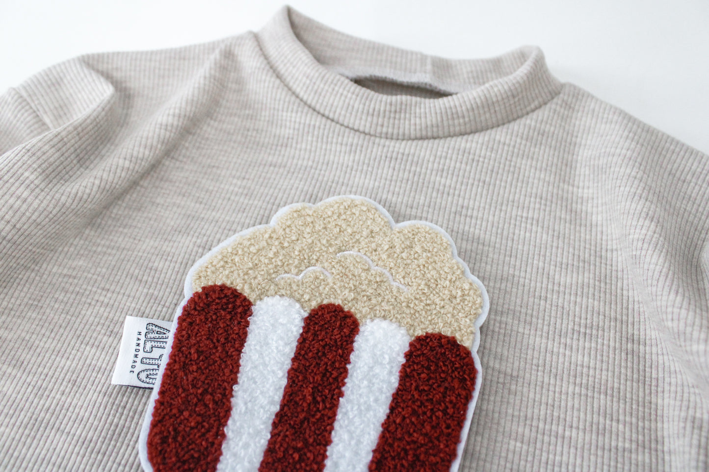Handmade Rippjersey Romper für Babys und Kleinkinder mit Popcorn chenille patch (Beige)