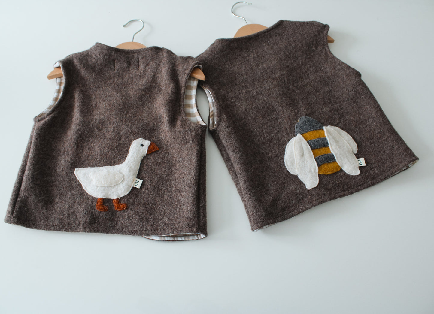 Wollwalkweste mit Biene-Motiv – Handmade & Unisex Gr. 98/104