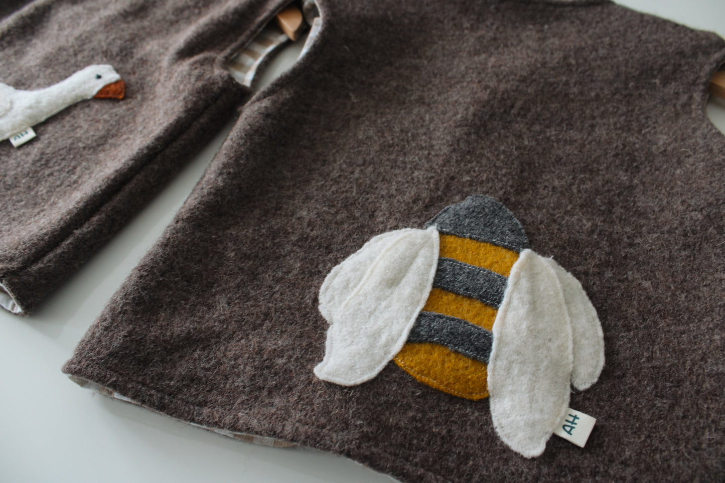 Wollwalkweste mit Biene-Motiv – Handmade & Unisex Gr. 98/104