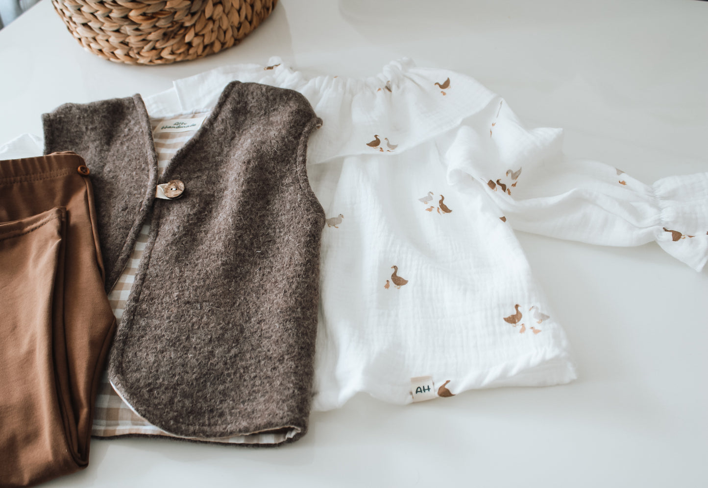 Wollwalkweste mit Biene-Motiv – Handmade & Unisex Gr. 98/104
