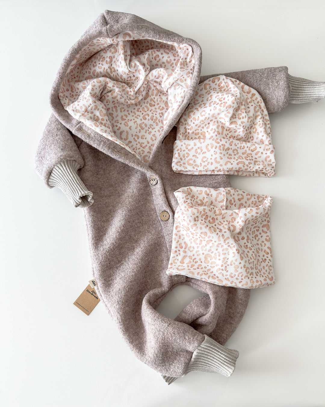 Walkoverall Handmade in Beige mit Leo Muster