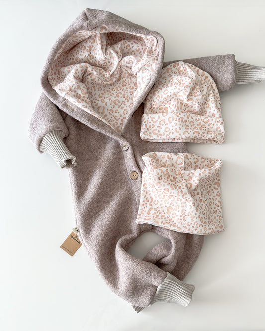 Walkoverall Handmade in Beige mit Leo Muster
