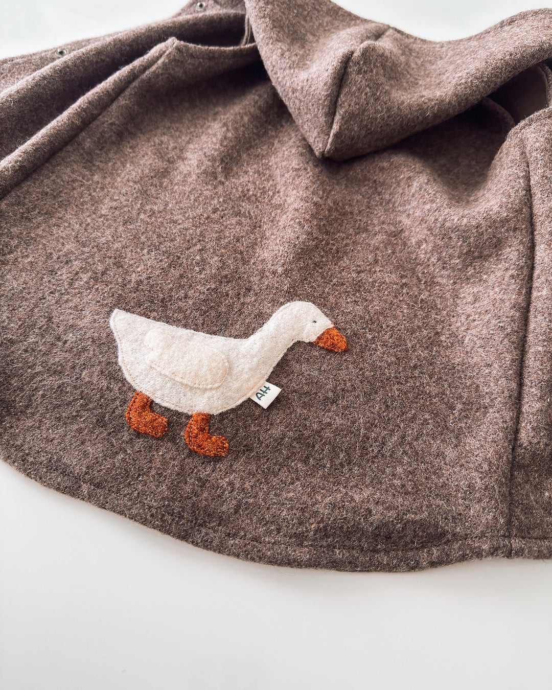 Handgemachte Walkweste mit Kapuze für Kinder – mit Musselin-Innenstoff & süßer Enten-Applikation