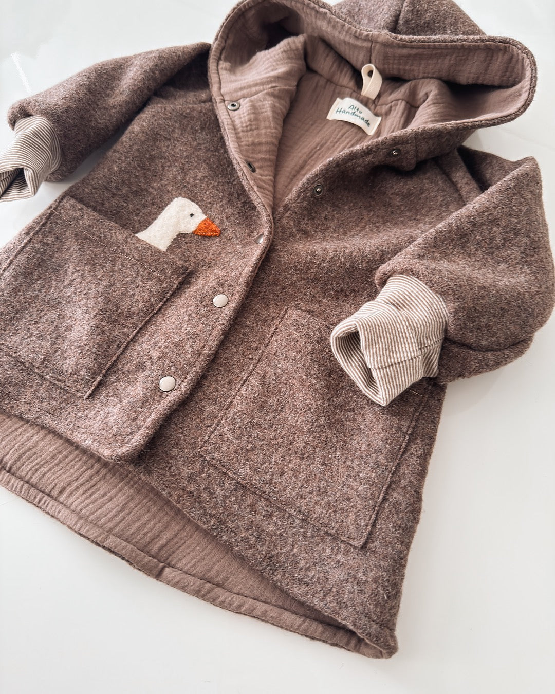Handgemachte Walkjacke mit Gans-Applikation Braun