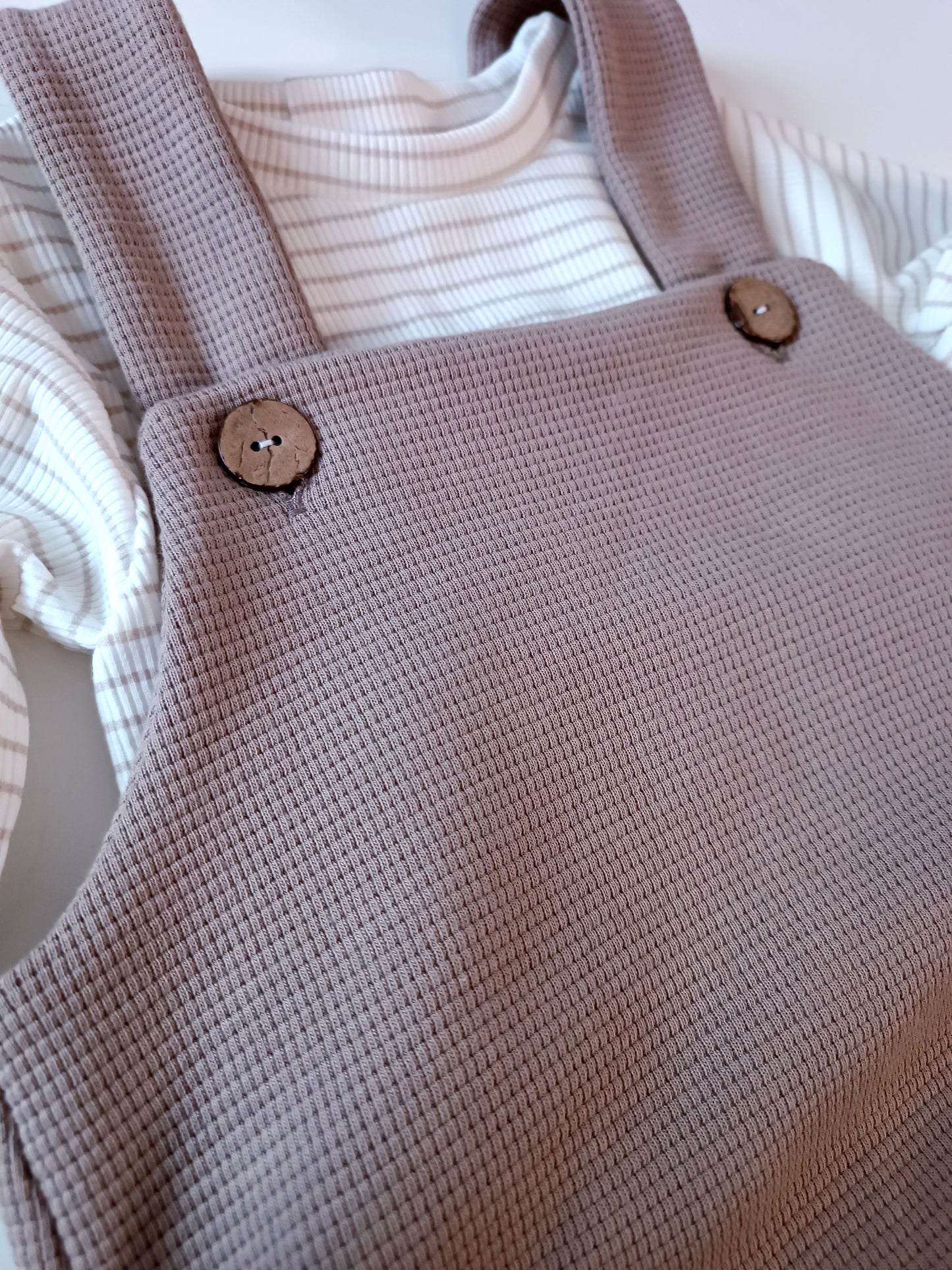 Waffeljersey Latzhose Taupe Braun  Baby Kinder neutral outfit Handmade