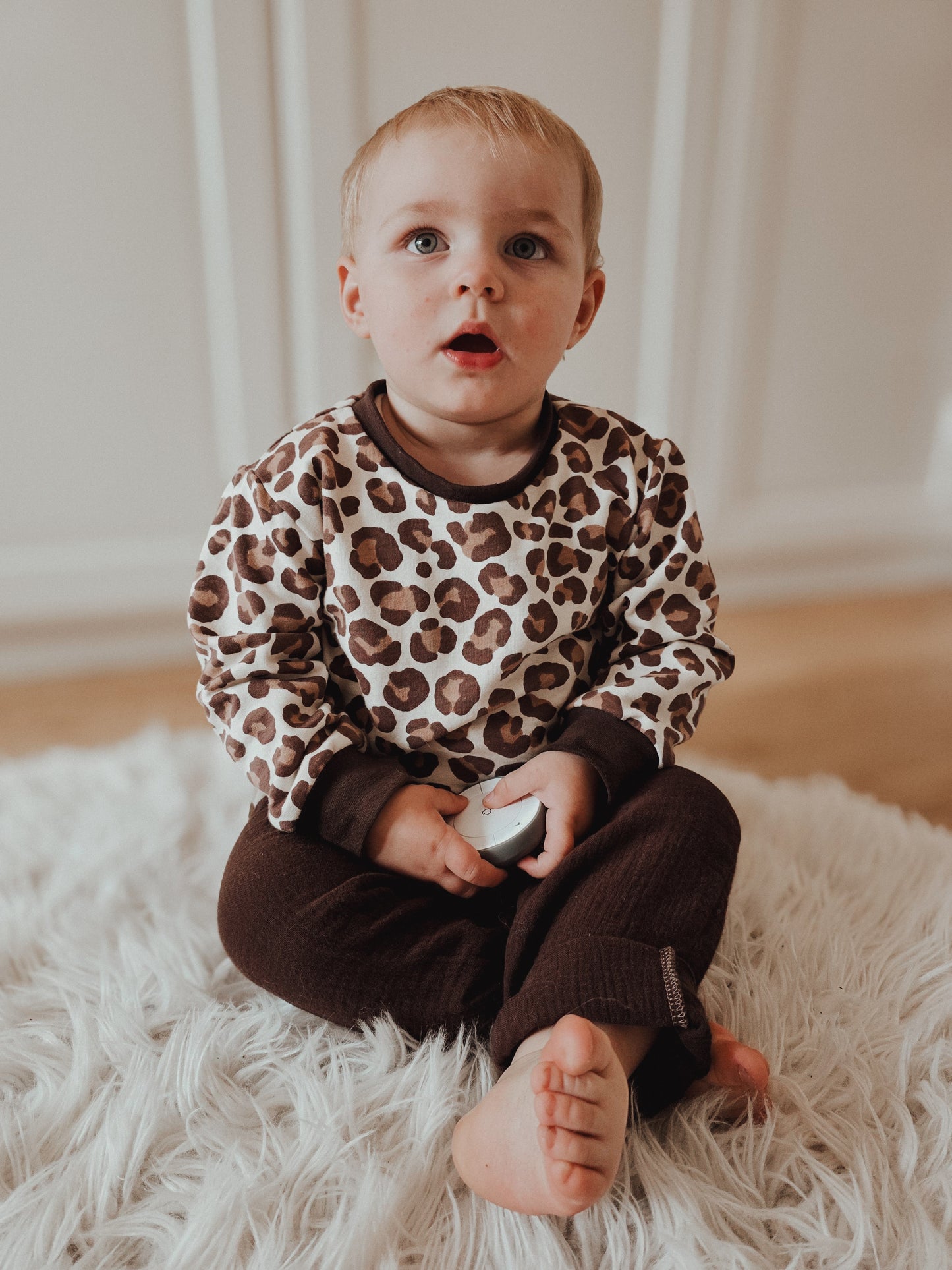 Handgemachter Kinderpullover Leopardenmuster schokobraun