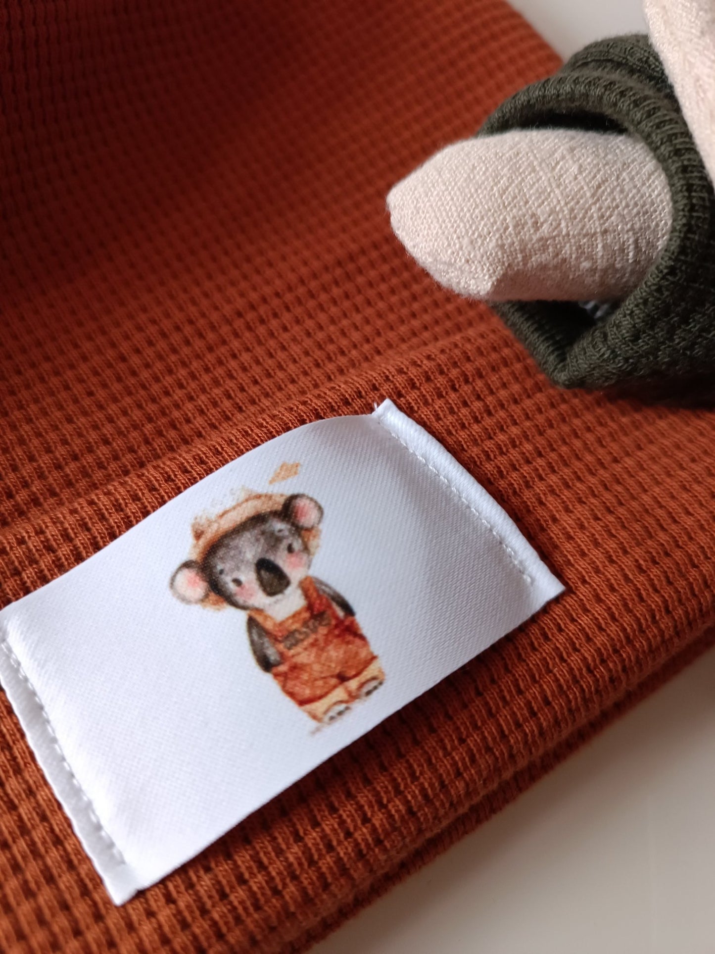 Brique Waffeljersey Koala Beanie - AltuHandmadeAltuHandmadeBrique Waffeljersey Koala Beanie