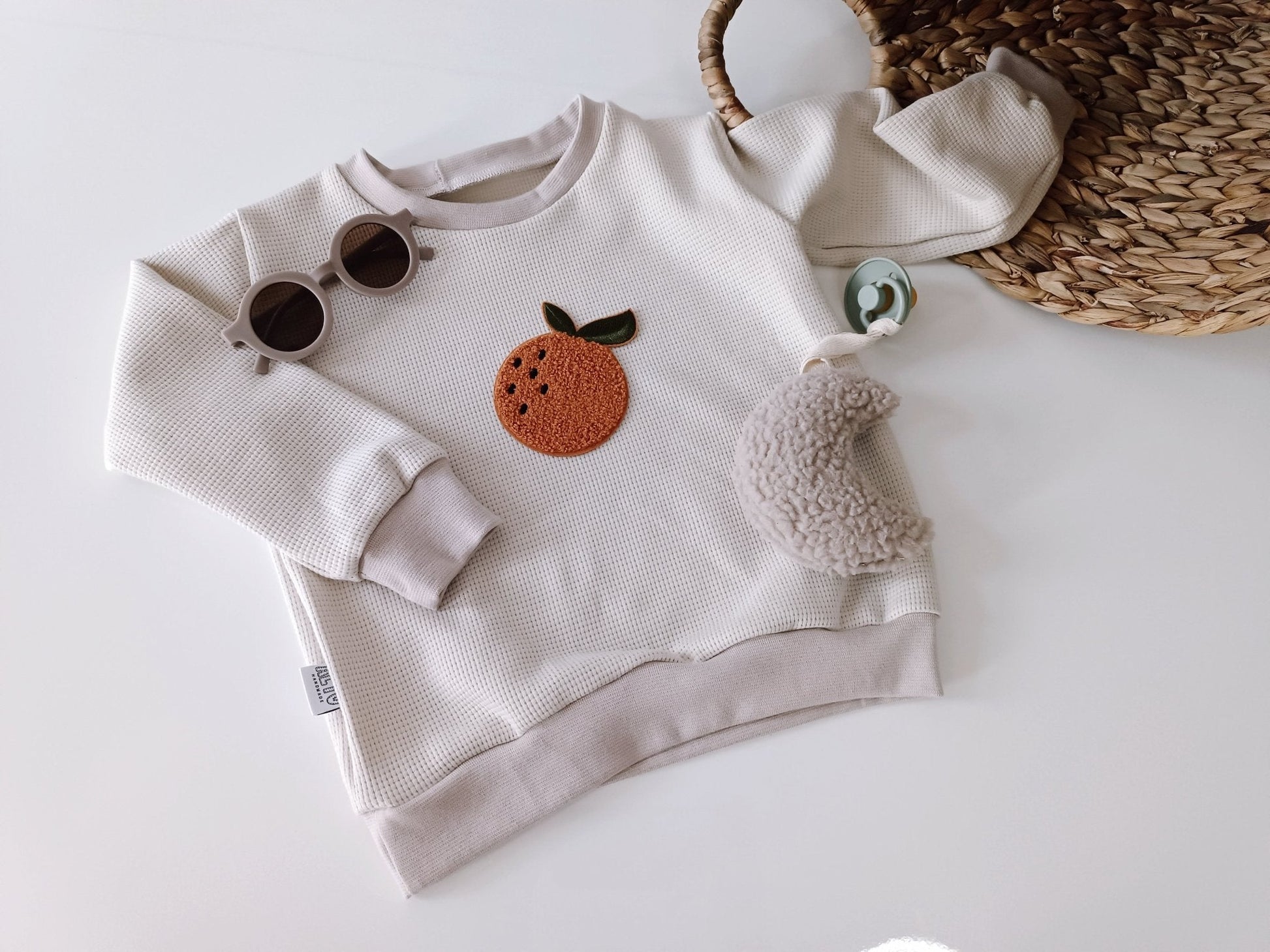 Clementine Orange Creme Waffeljersey Pullover Mit Chenille Patch - AltuHandmadeAltuHandmadeClementine Orange Creme Waffeljersey Pullover Mit Chenille Patch