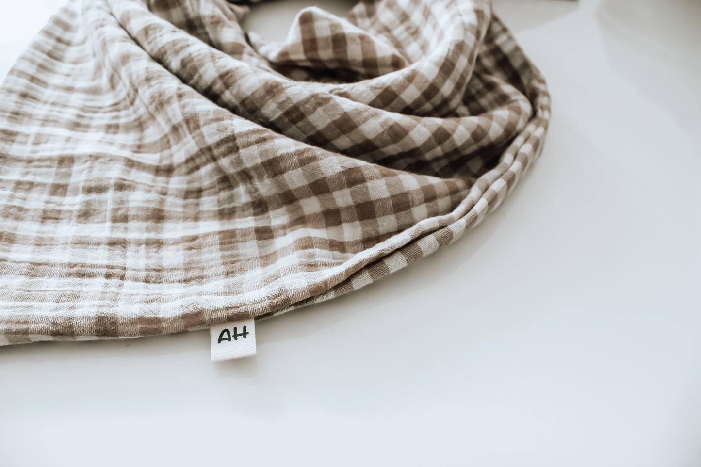 Musselin Halstuch für Kinder – Handmade mit süßem Squares-Motiv