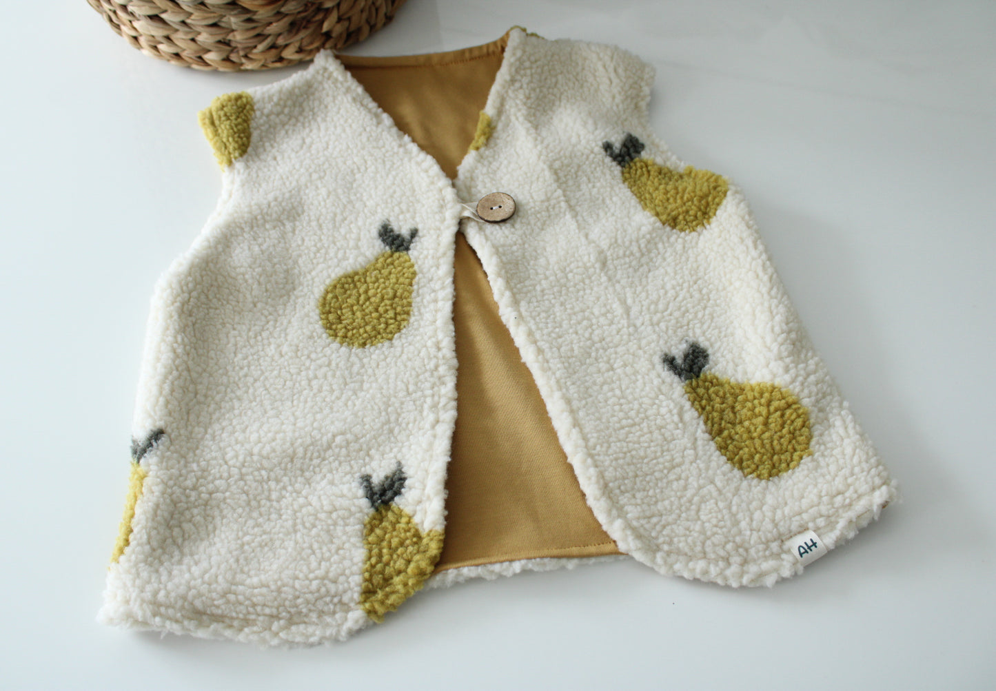 Kuschelige Teddyfleece-Weste mit Birnen-Motiv – Handmade für Babys & Kinder