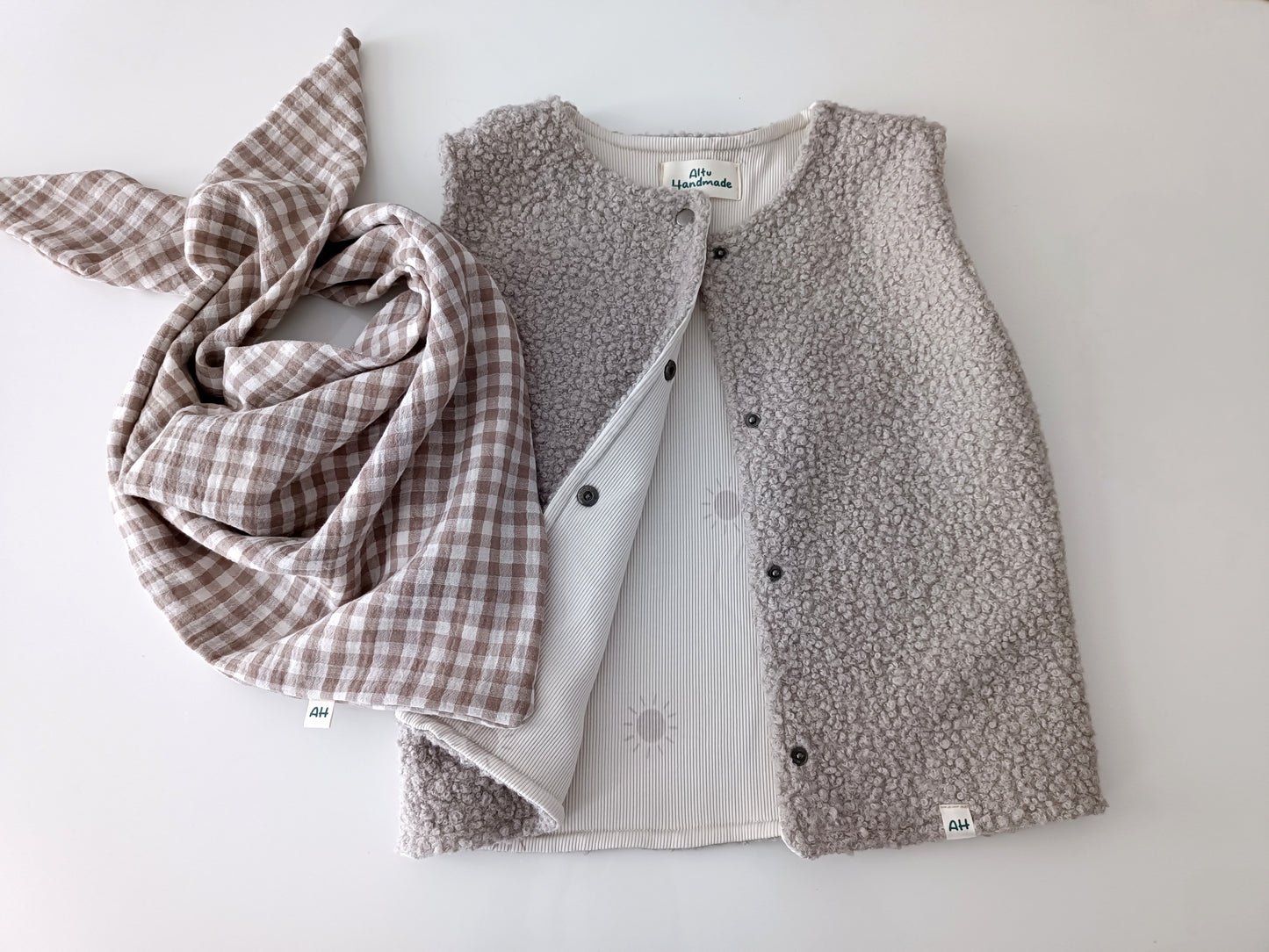 Handmade Teddy Bouclé Weste mit Rippenjersey innerfutter. Musselin Halstuch in Weiß- Beige