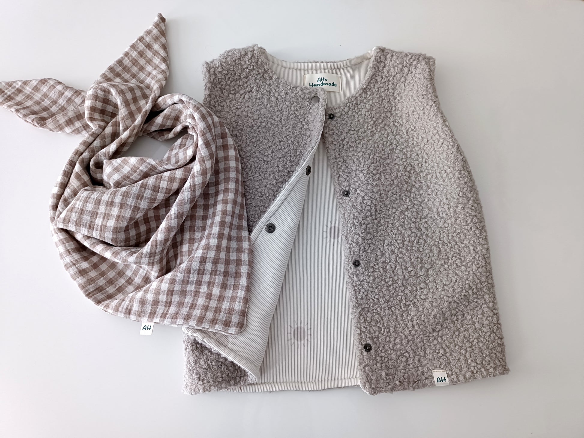 Handmade Teddy Bouclé Weste mit Rippenjersey innerfutter. Musselin Halstuch in Weiß- Beige