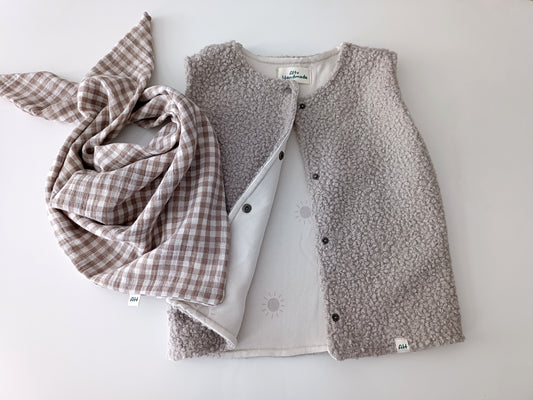 Handmade Teddy Bouclé Weste mit Rippenjersey innerfutter. Musselin Halstuch in Weiß- Beige
