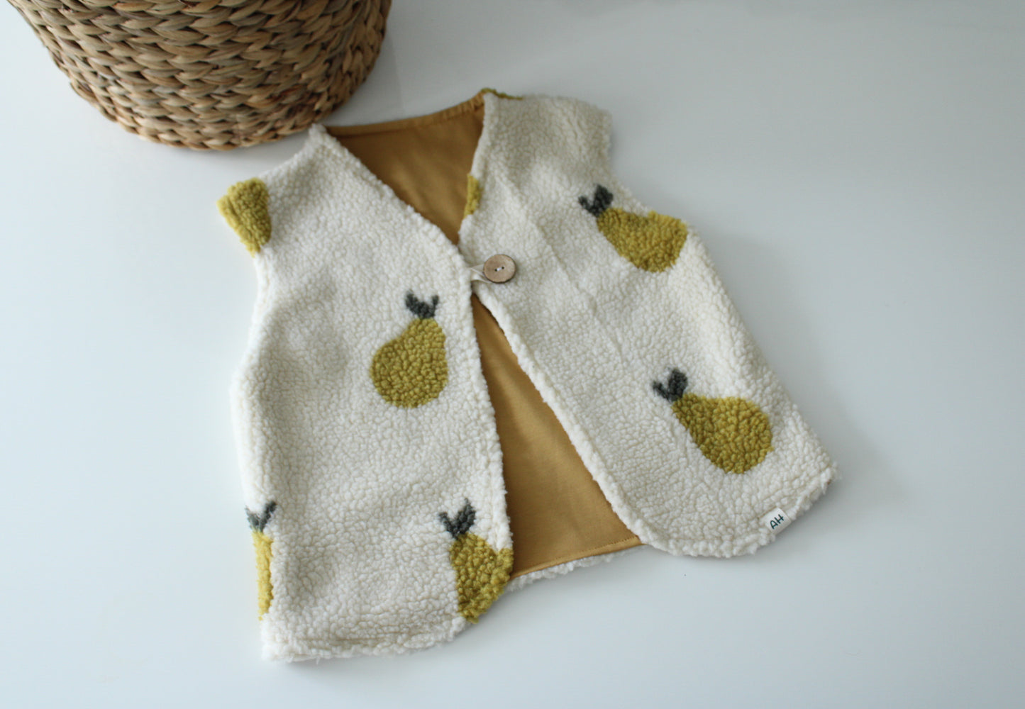 Handmade Teddyweste mit Birnen Motiv. Für Jungen und Mädchen 