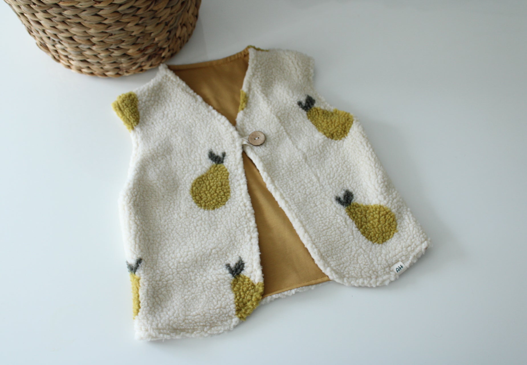 Handmade Teddyweste mit Birnen Motiv. Für Jungen und Mädchen 
