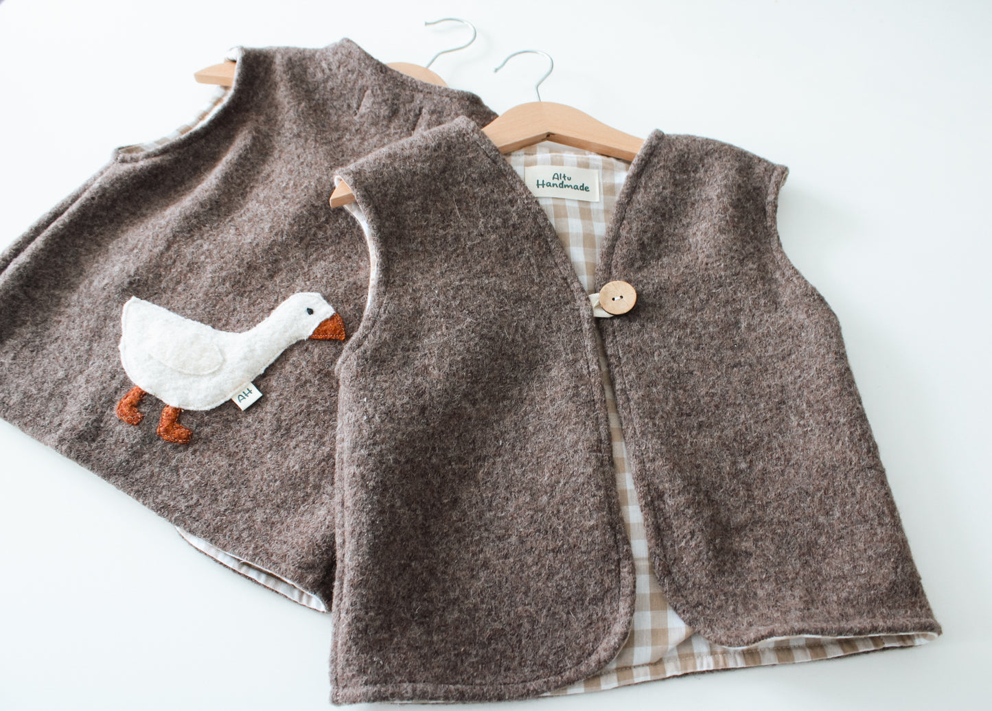 Wollwalkweste mit Gans-Motiv – Handmade & Unisex (Braun)