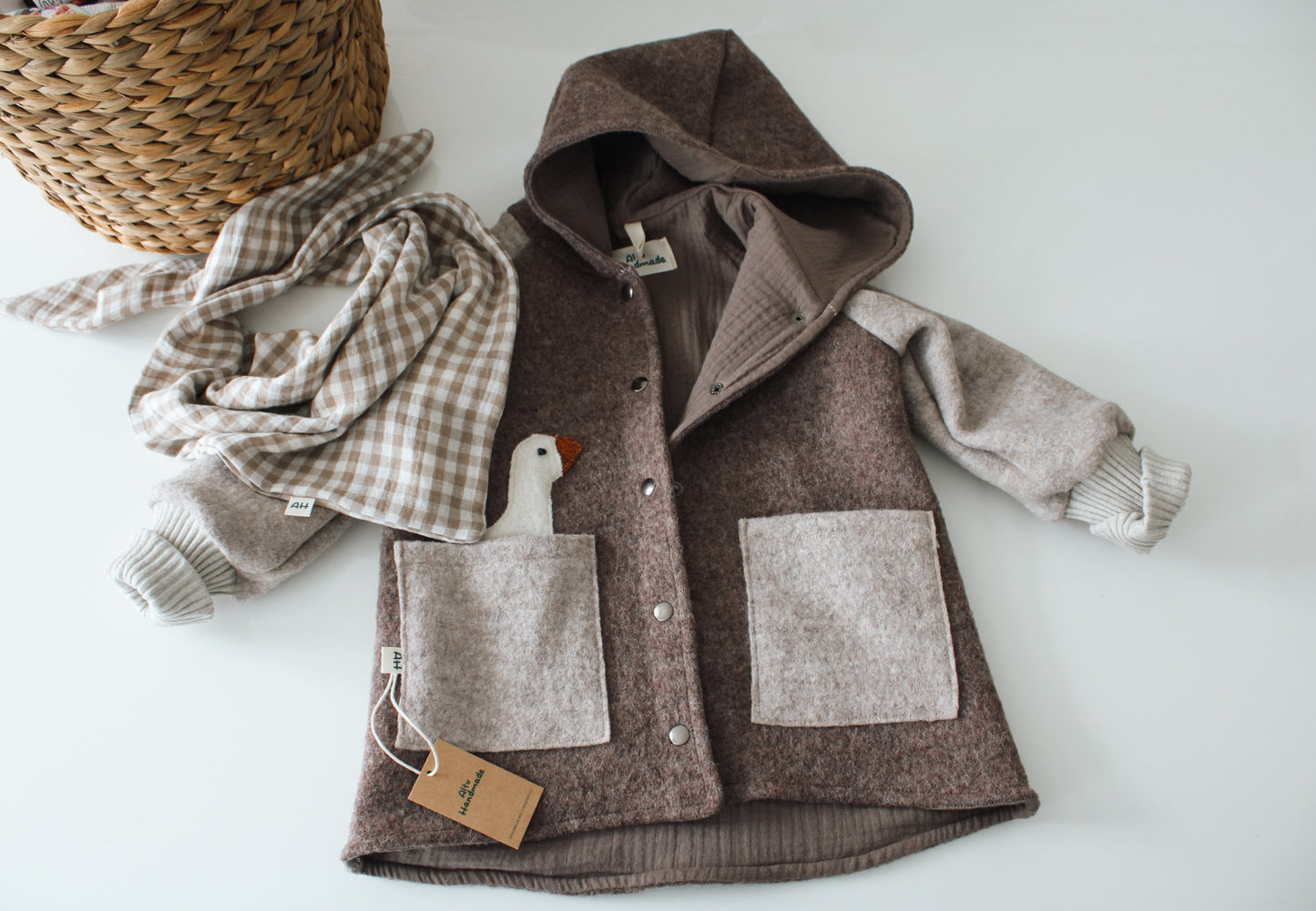 Handgemachte Walkjacke mit Gans-Applikation – Größe 104/110