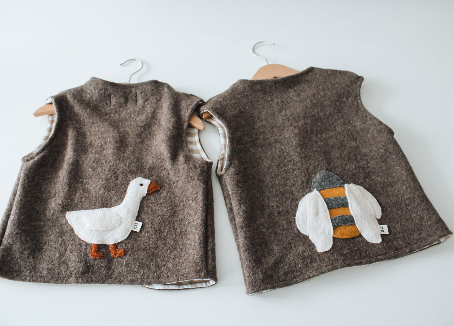 Wollwalkweste mit Gans-Motiv – Handmade & Unisex (Braun)