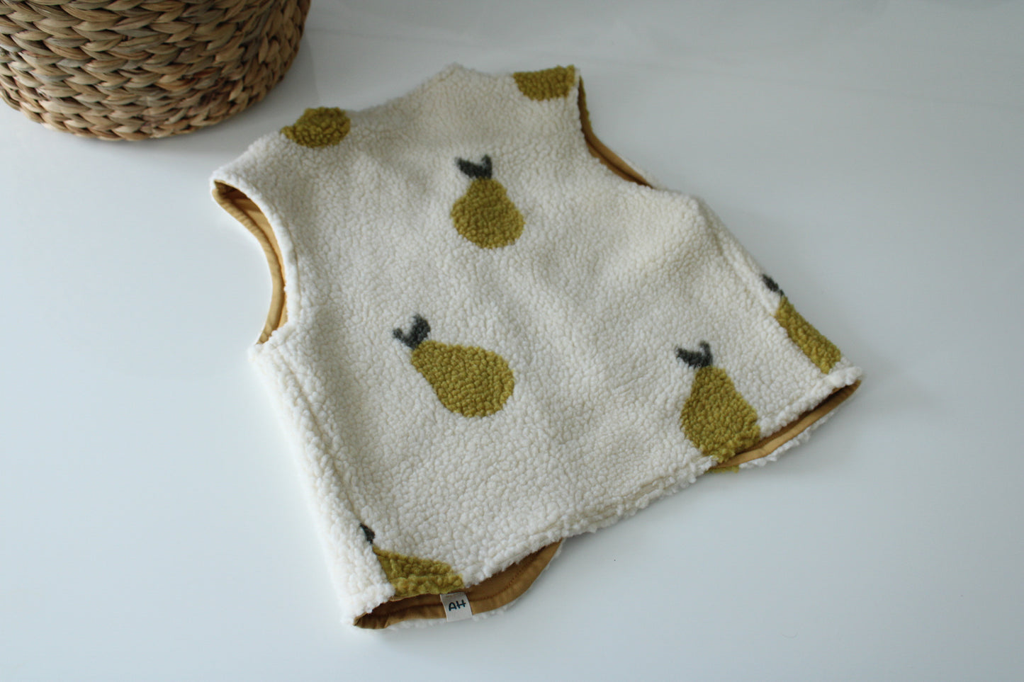 Kuschelige Teddyfleece-Weste mit Birnen-Motiv – Handmade für Babys & Kinder