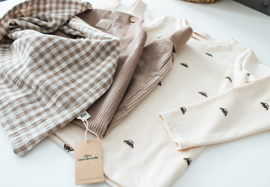 Kinder Kleidung Set. Handmade Musselin Halstuch, Cord Latzhose und Ribjersey Langarmshirts mit Autos Motiv